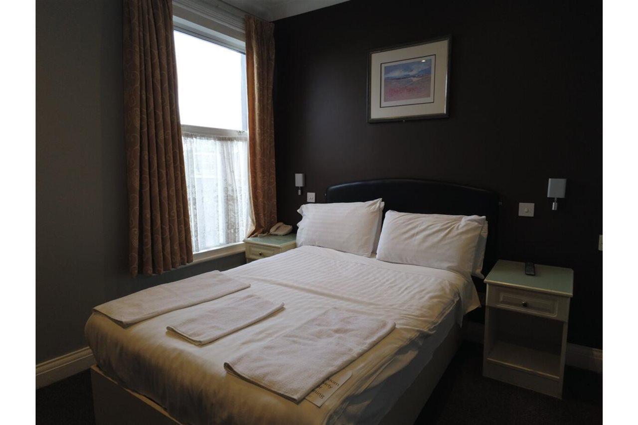 Oyo Bostons Manor Hotel, Hanwell London Greenford  Dış mekan fotoğraf