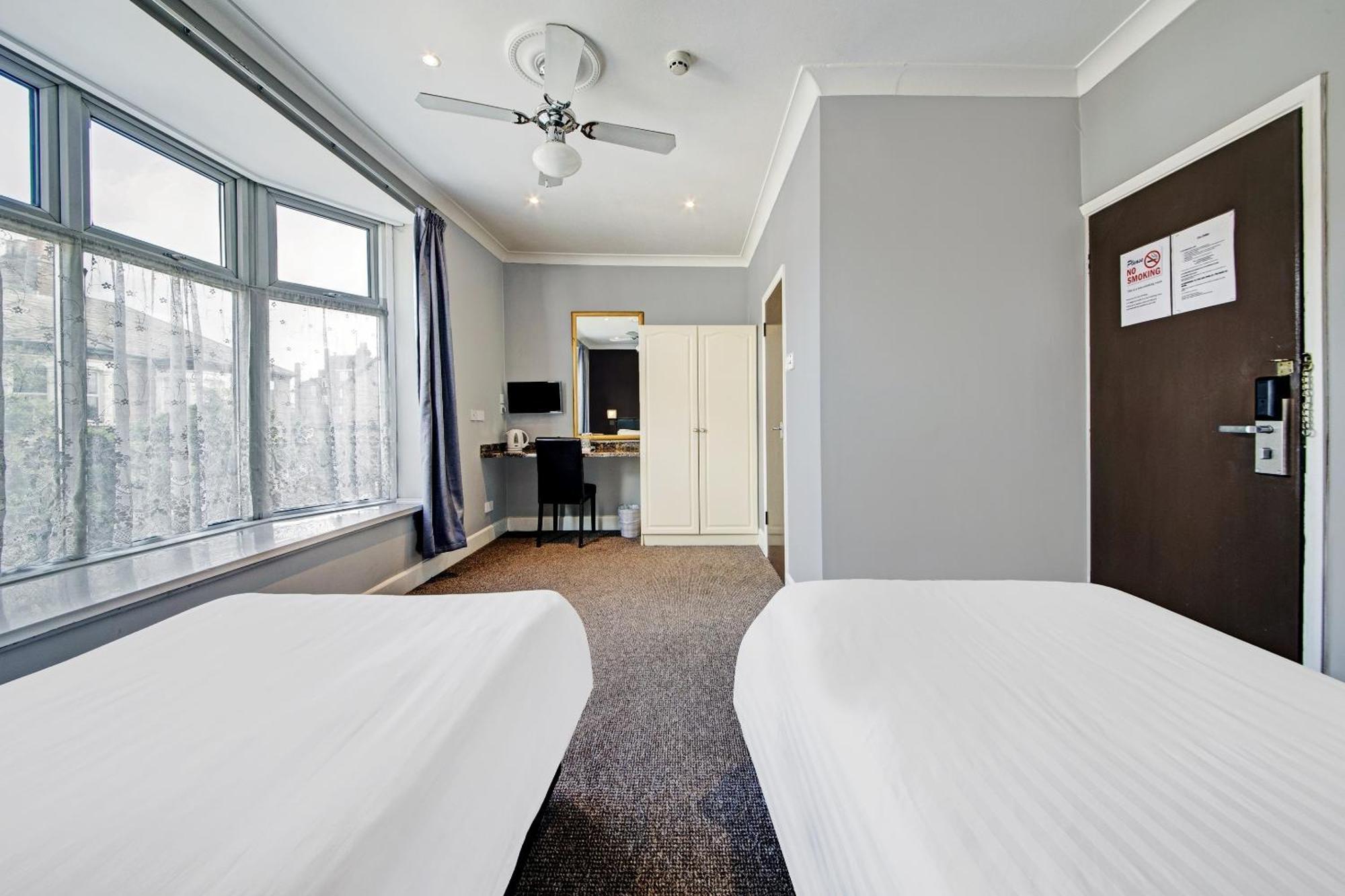 Oyo Bostons Manor Hotel, Hanwell London Greenford  Dış mekan fotoğraf