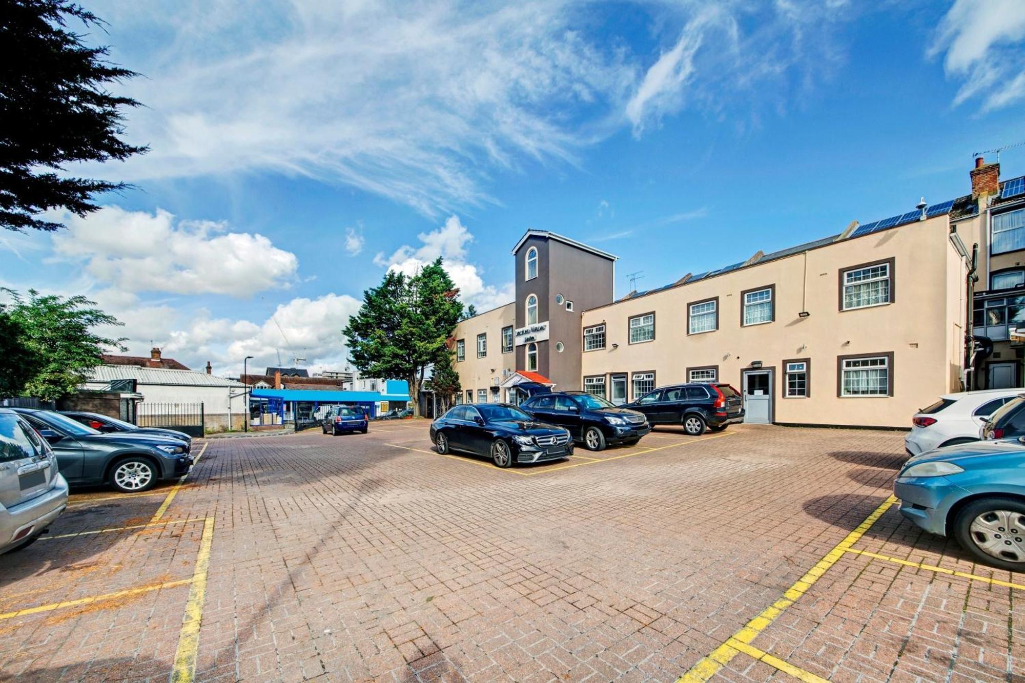 Oyo Bostons Manor Hotel, Hanwell London Greenford  Dış mekan fotoğraf