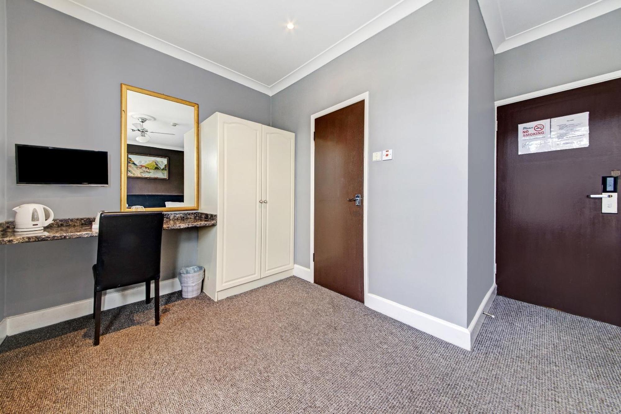 Oyo Bostons Manor Hotel, Hanwell London Greenford  Dış mekan fotoğraf