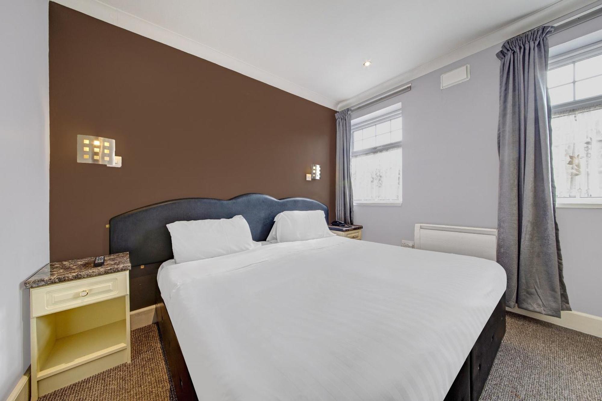 Oyo Bostons Manor Hotel, Hanwell London Greenford  Dış mekan fotoğraf