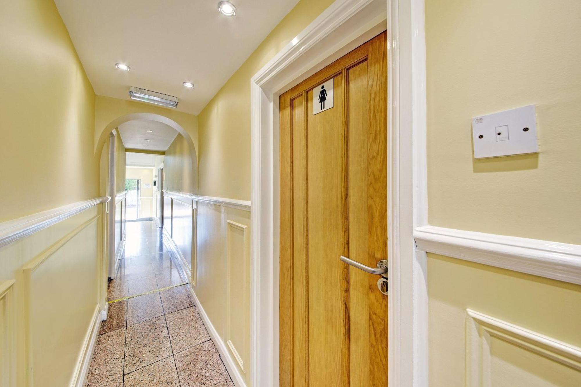 Oyo Bostons Manor Hotel, Hanwell London Greenford  Dış mekan fotoğraf