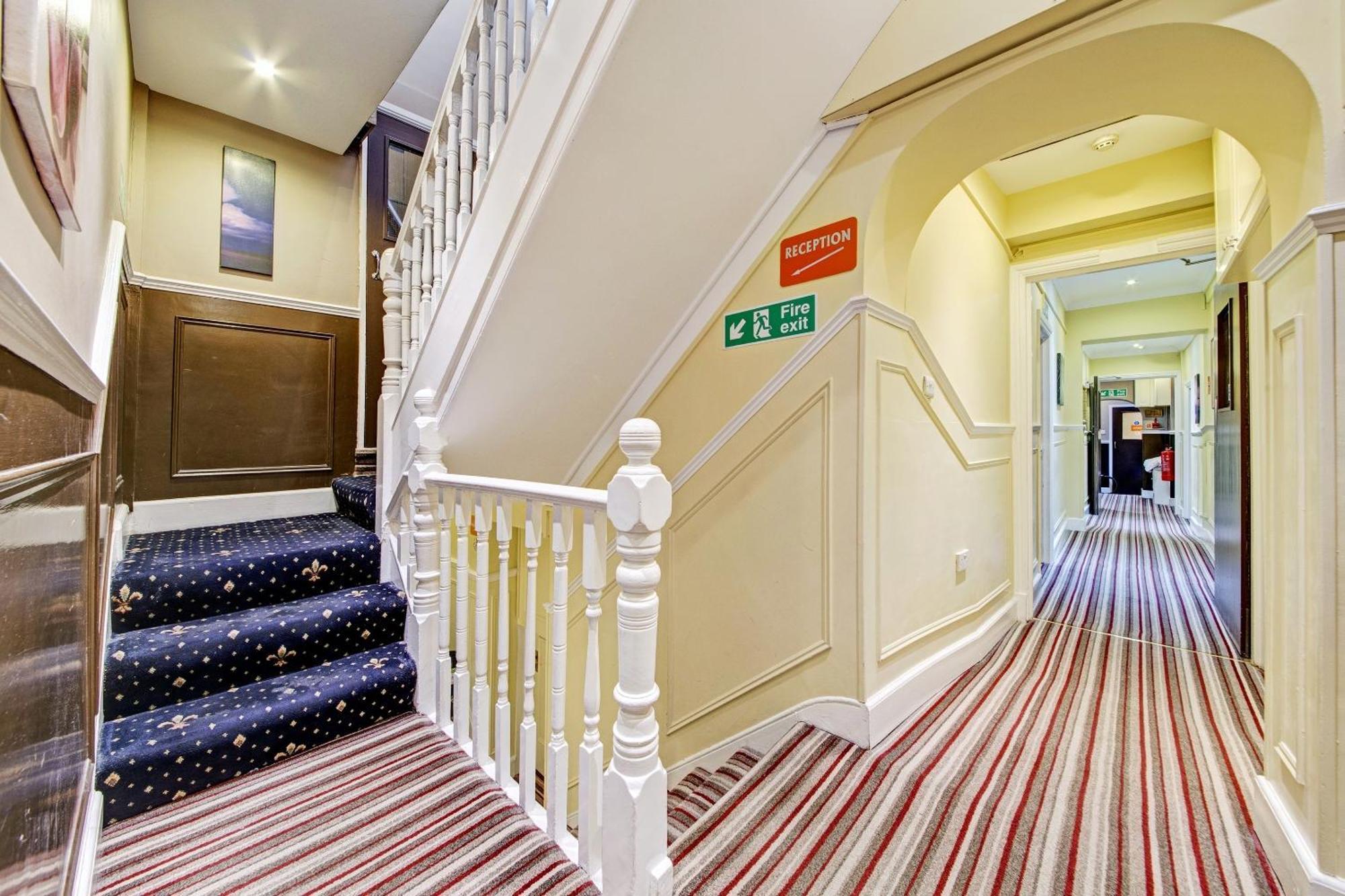 Oyo Bostons Manor Hotel, Hanwell London Greenford  Dış mekan fotoğraf