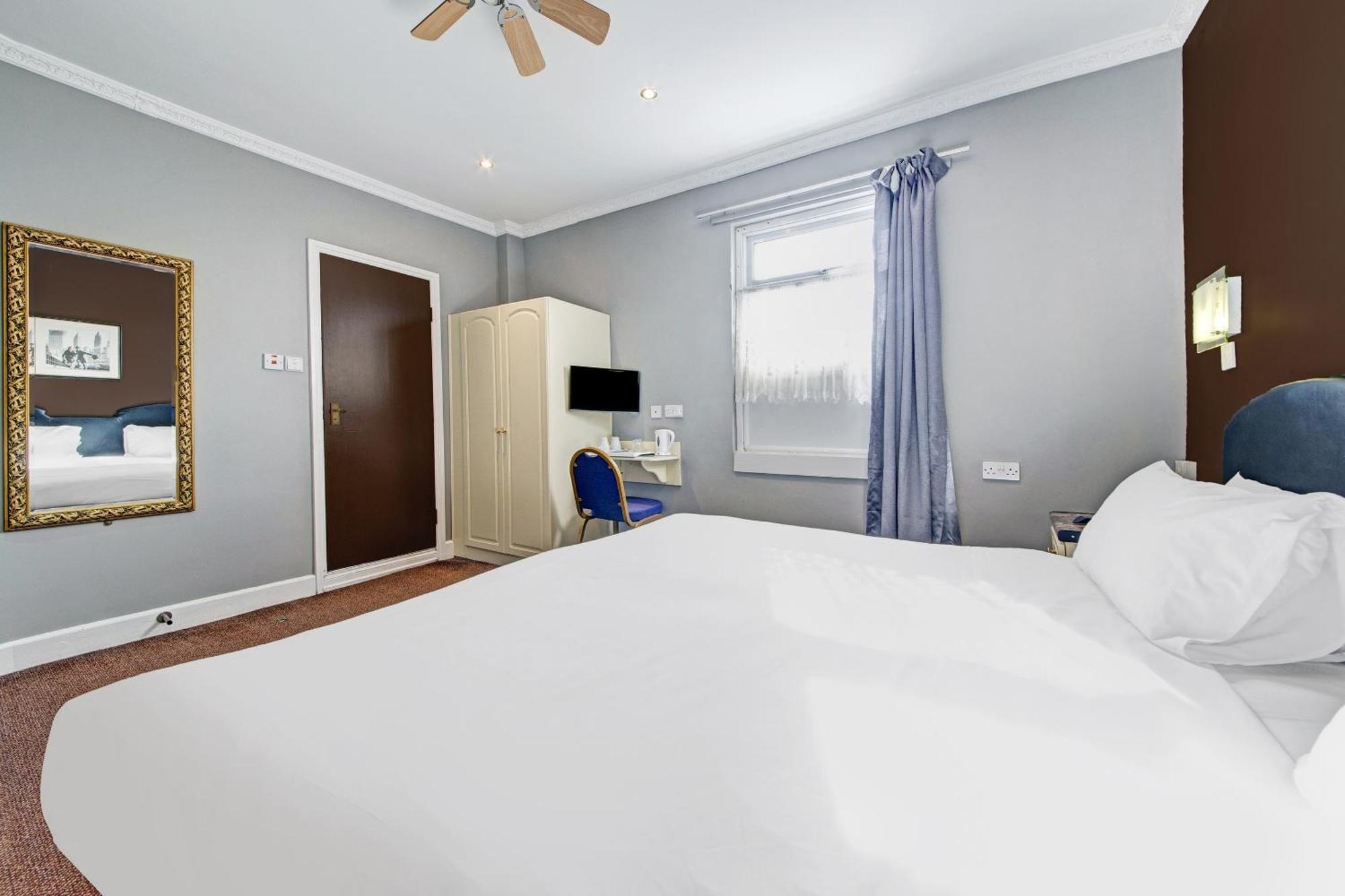 Oyo Bostons Manor Hotel, Hanwell London Greenford  Dış mekan fotoğraf