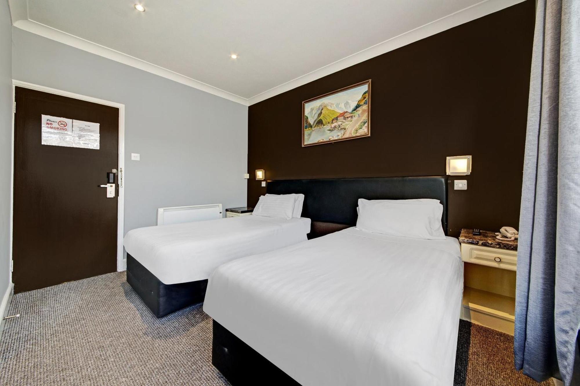 Oyo Bostons Manor Hotel, Hanwell London Greenford  Dış mekan fotoğraf