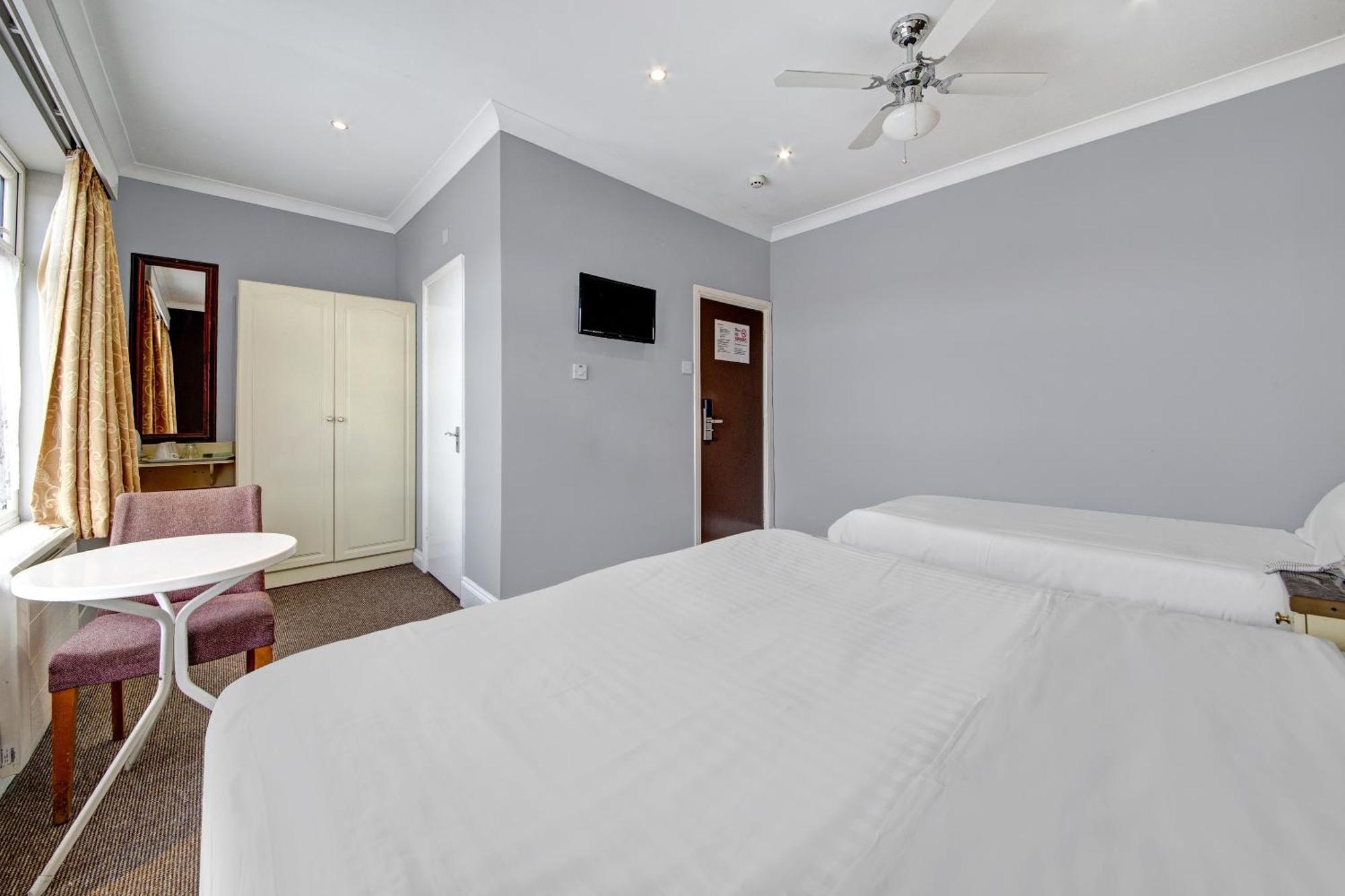 Oyo Bostons Manor Hotel, Hanwell London Greenford  Dış mekan fotoğraf