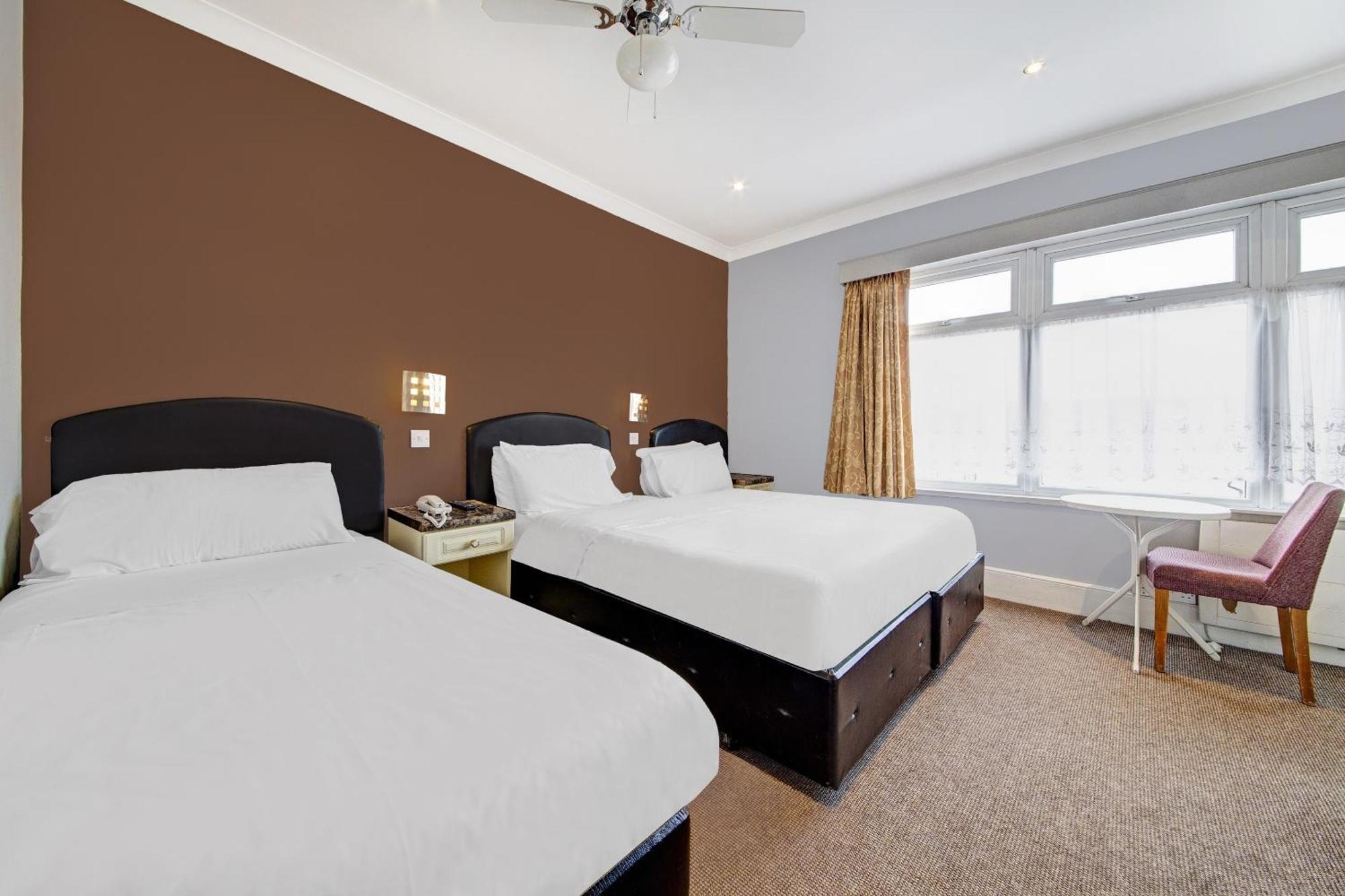 Oyo Bostons Manor Hotel, Hanwell London Greenford  Dış mekan fotoğraf