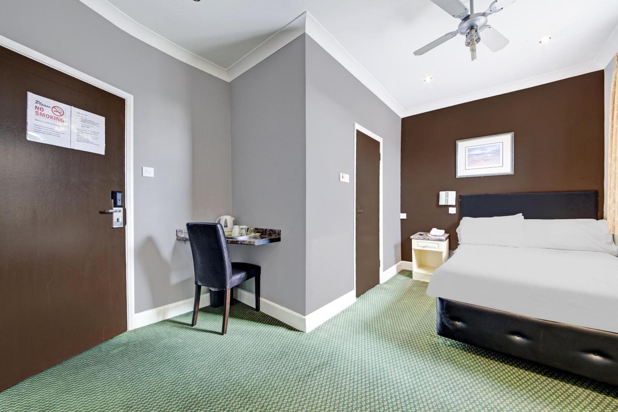 Oyo Bostons Manor Hotel, Hanwell London Greenford  Dış mekan fotoğraf