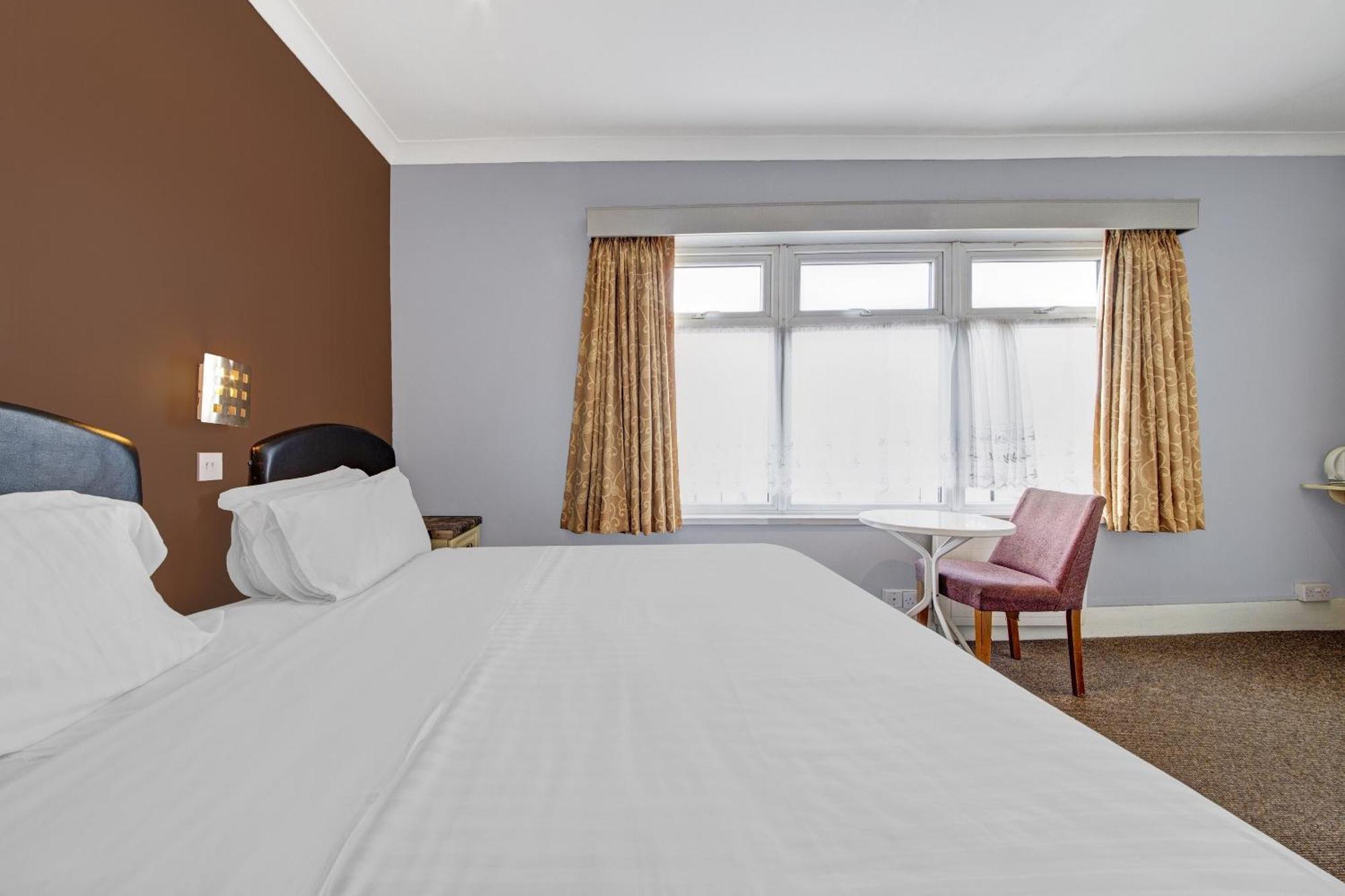 Oyo Bostons Manor Hotel, Hanwell London Greenford  Dış mekan fotoğraf