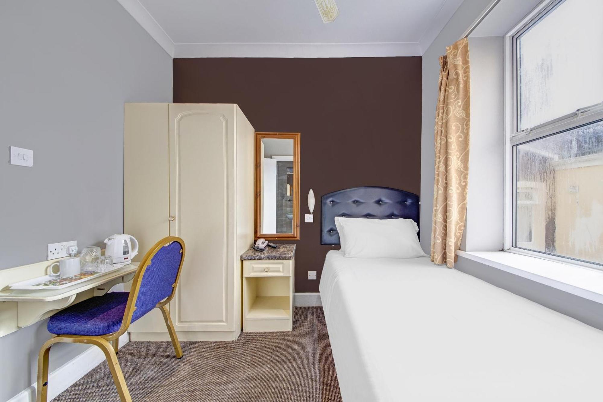 Oyo Bostons Manor Hotel, Hanwell London Greenford  Dış mekan fotoğraf
