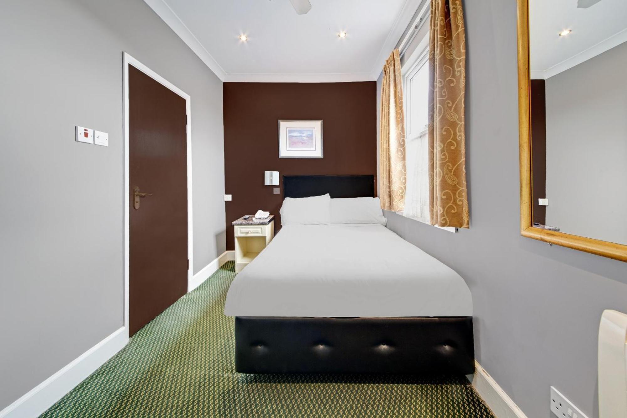 Oyo Bostons Manor Hotel, Hanwell London Greenford  Dış mekan fotoğraf