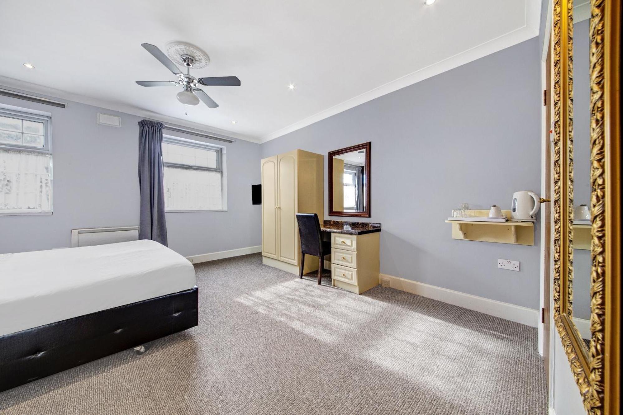 Oyo Bostons Manor Hotel, Hanwell London Greenford  Dış mekan fotoğraf