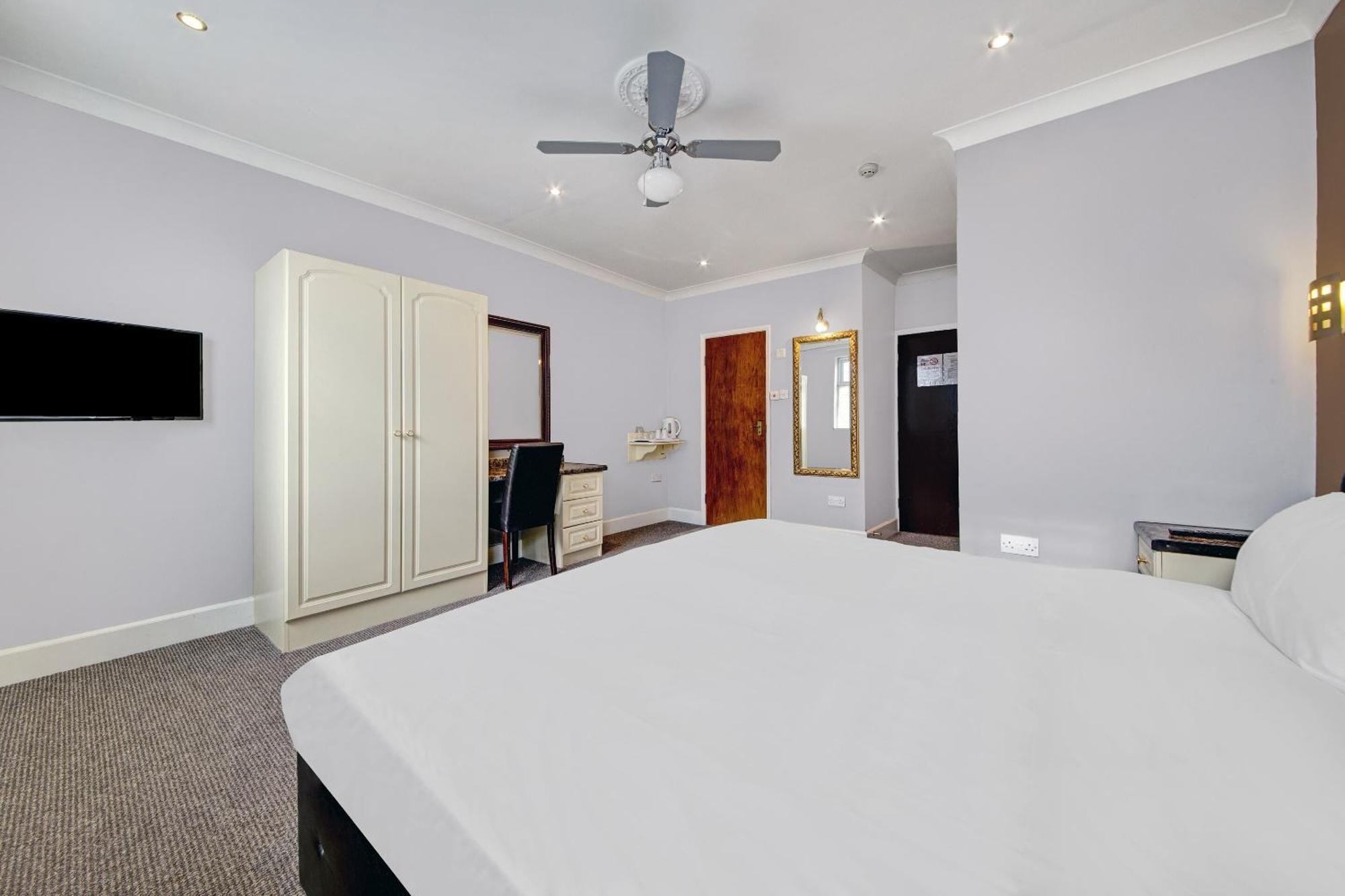 Oyo Bostons Manor Hotel, Hanwell London Greenford  Dış mekan fotoğraf