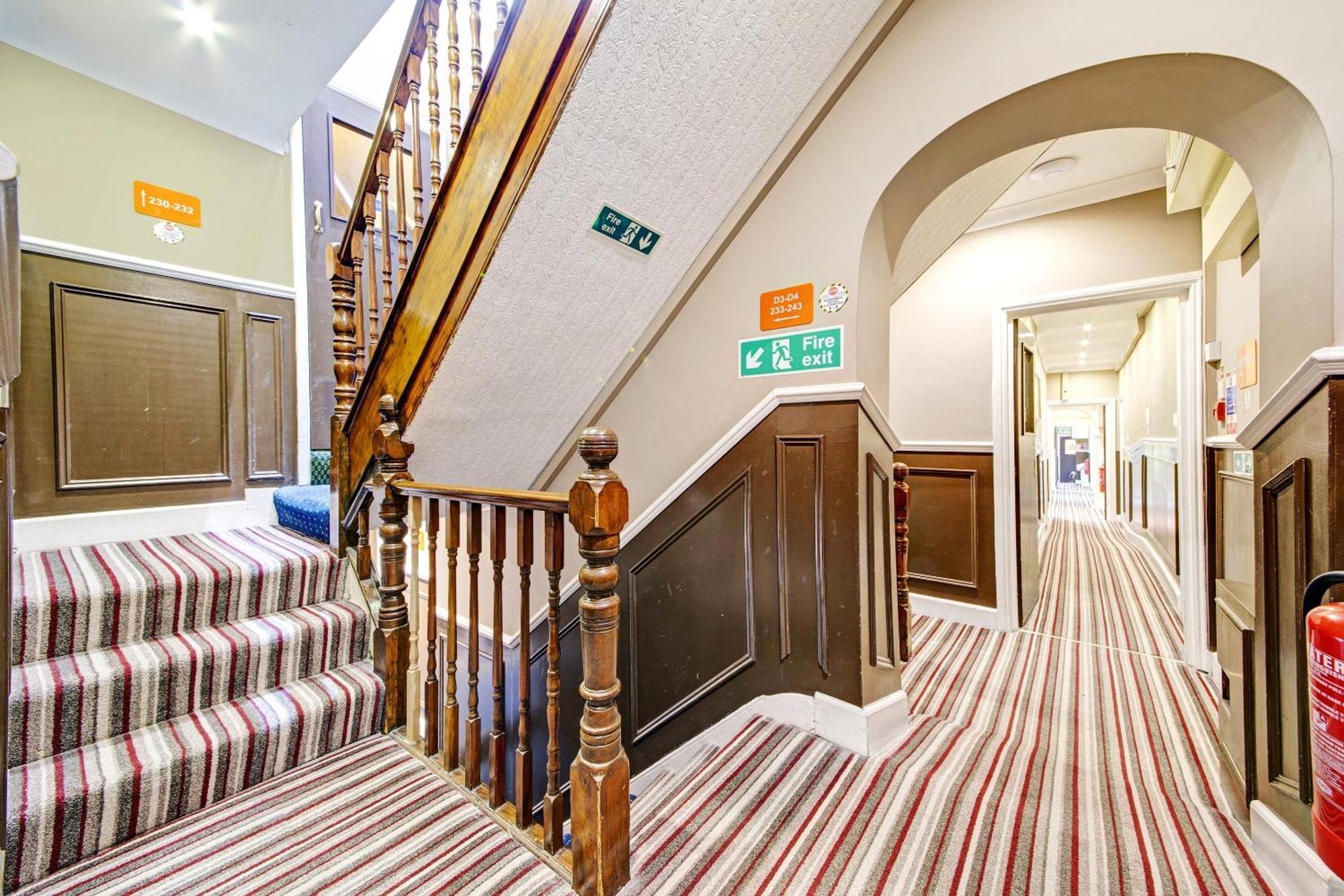 Oyo Bostons Manor Hotel, Hanwell London Greenford  Dış mekan fotoğraf