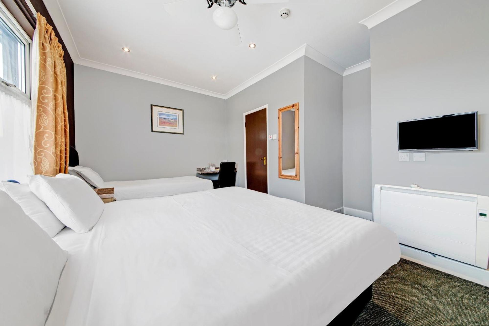 Oyo Bostons Manor Hotel, Hanwell London Greenford  Dış mekan fotoğraf