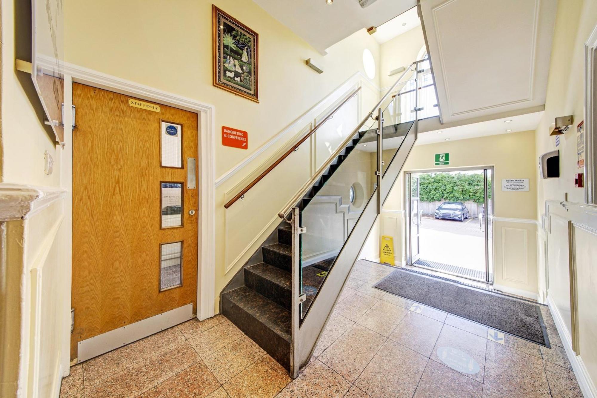 Oyo Bostons Manor Hotel, Hanwell London Greenford  Dış mekan fotoğraf
