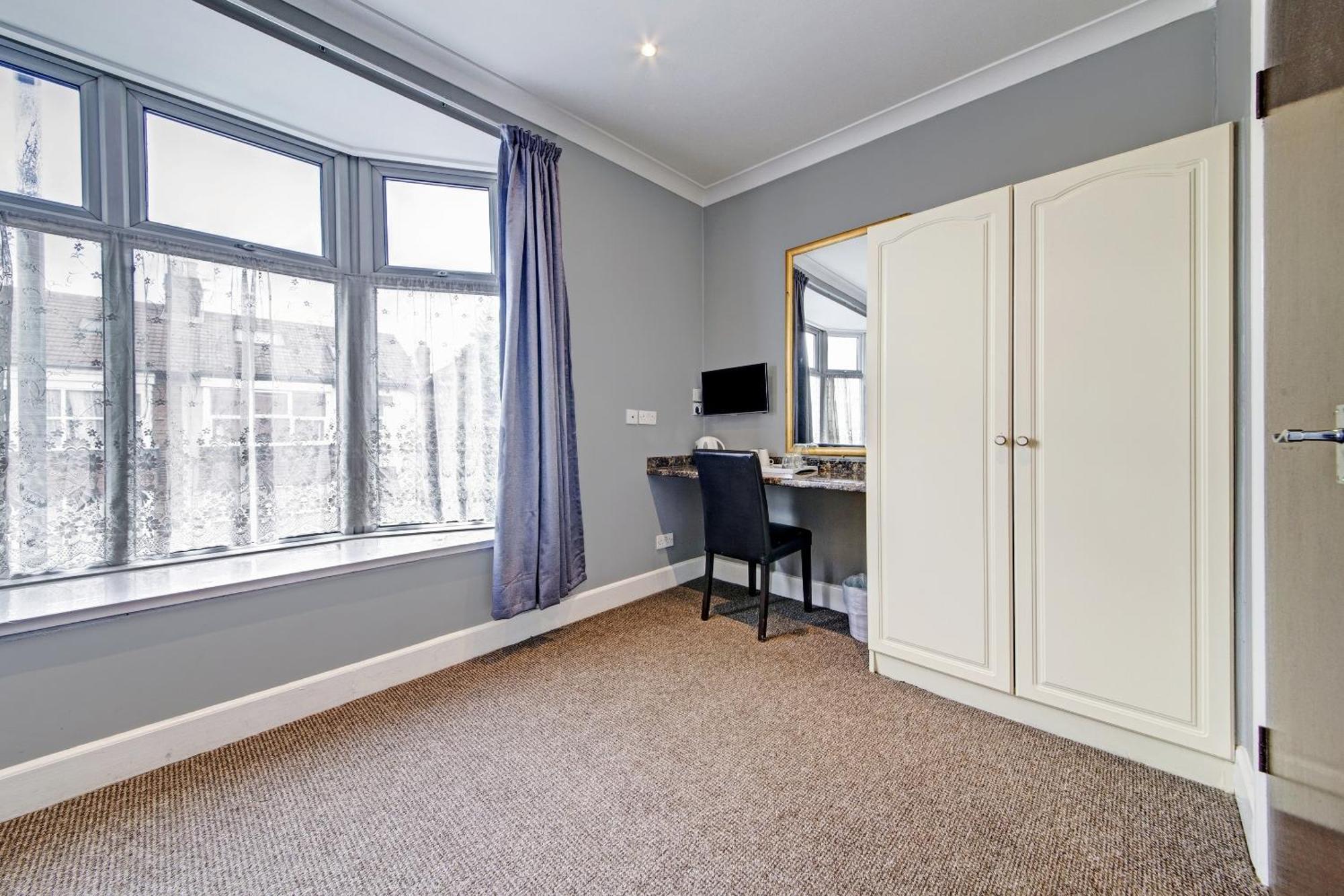 Oyo Bostons Manor Hotel, Hanwell London Greenford  Dış mekan fotoğraf