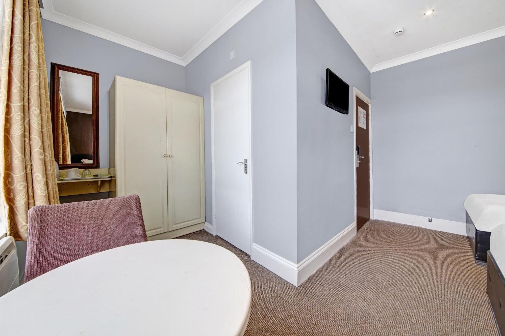 Oyo Bostons Manor Hotel, Hanwell London Greenford  Dış mekan fotoğraf