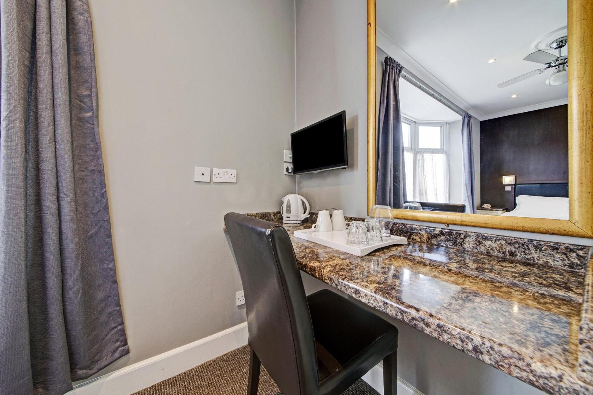 Oyo Bostons Manor Hotel, Hanwell London Greenford  Dış mekan fotoğraf