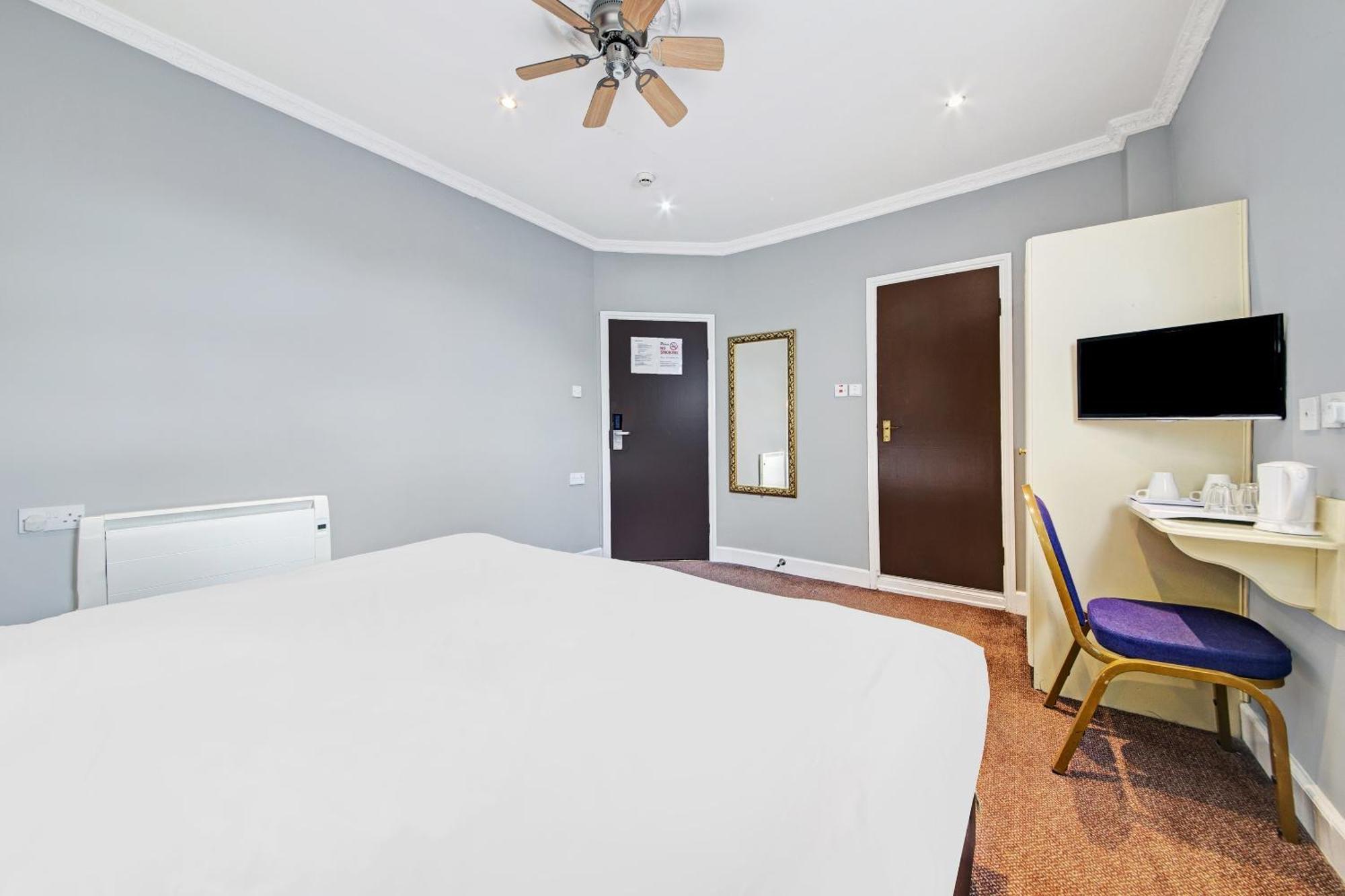 Oyo Bostons Manor Hotel, Hanwell London Greenford  Dış mekan fotoğraf