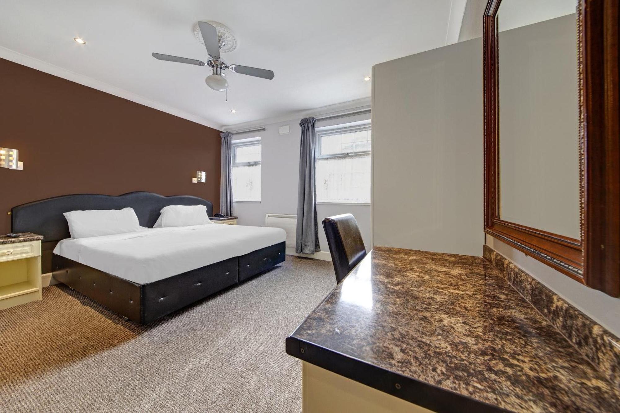 Oyo Bostons Manor Hotel, Hanwell London Greenford  Dış mekan fotoğraf