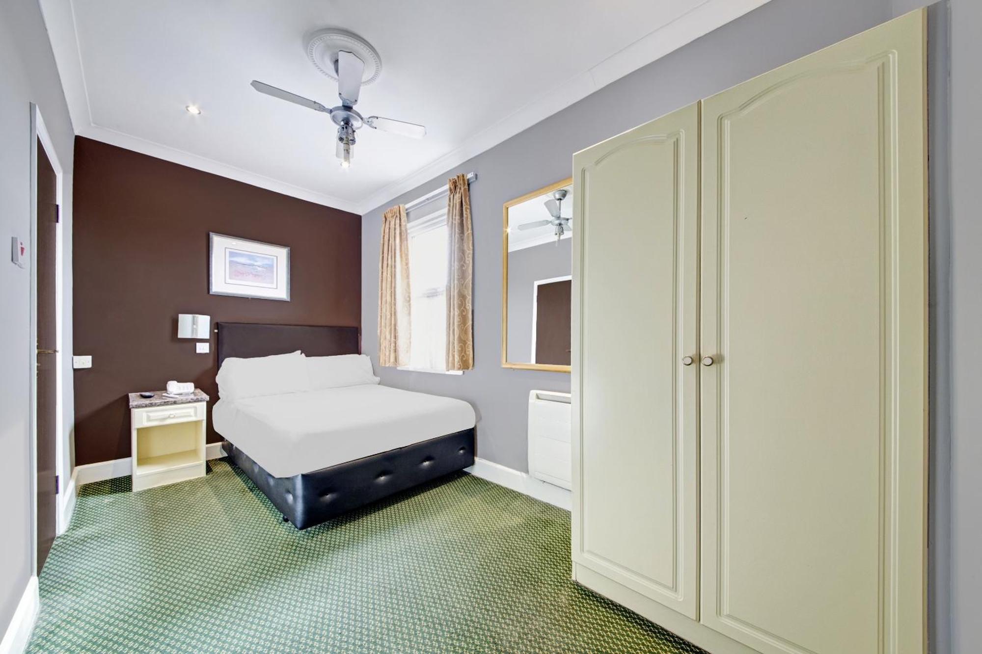 Oyo Bostons Manor Hotel, Hanwell London Greenford  Dış mekan fotoğraf