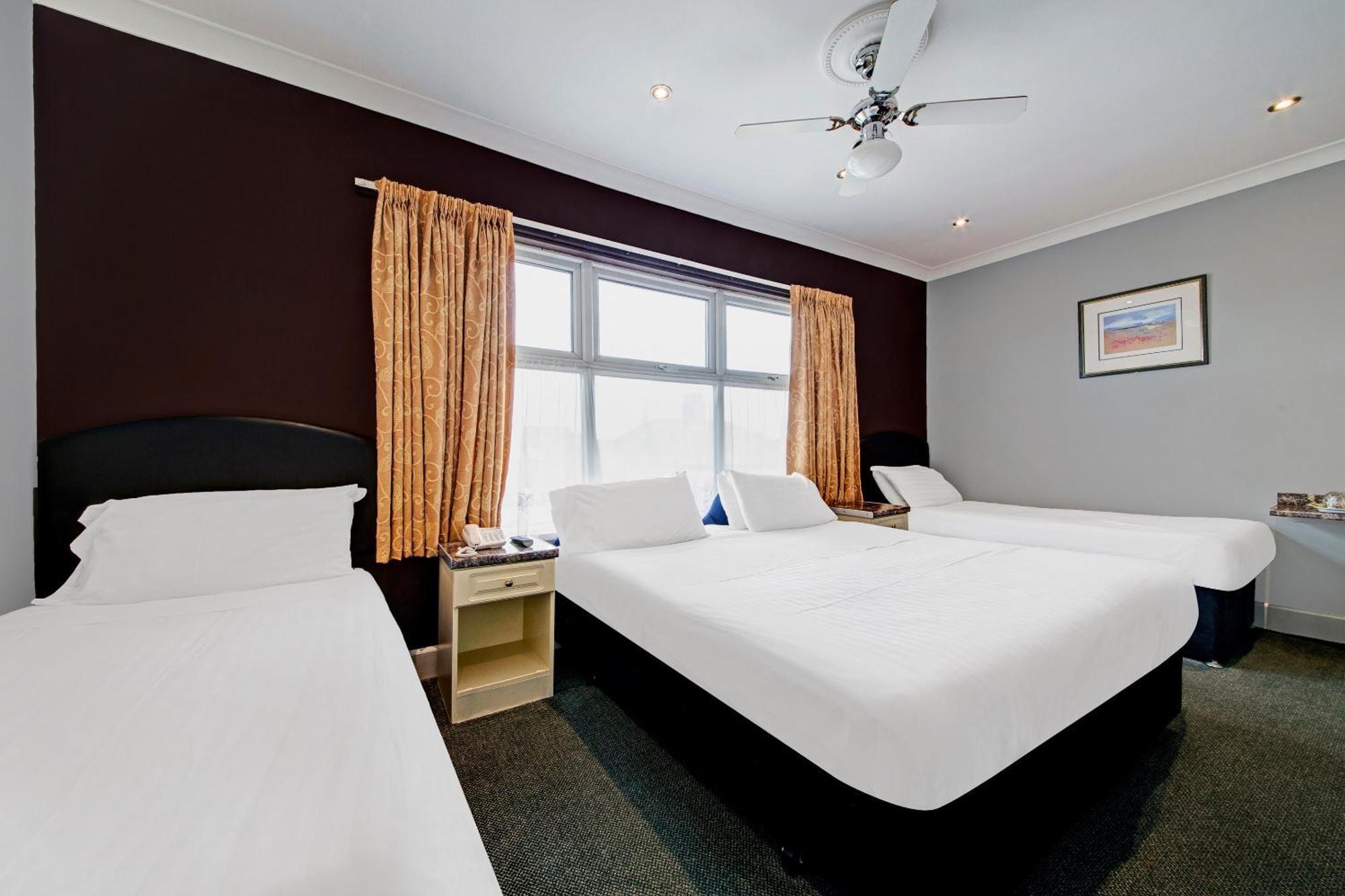 Oyo Bostons Manor Hotel, Hanwell London Greenford  Dış mekan fotoğraf