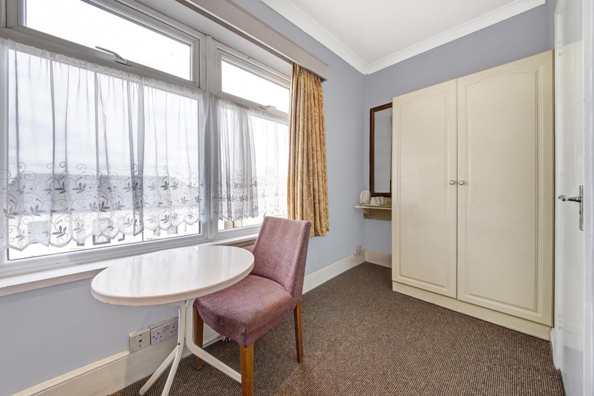 Oyo Bostons Manor Hotel, Hanwell London Greenford  Dış mekan fotoğraf