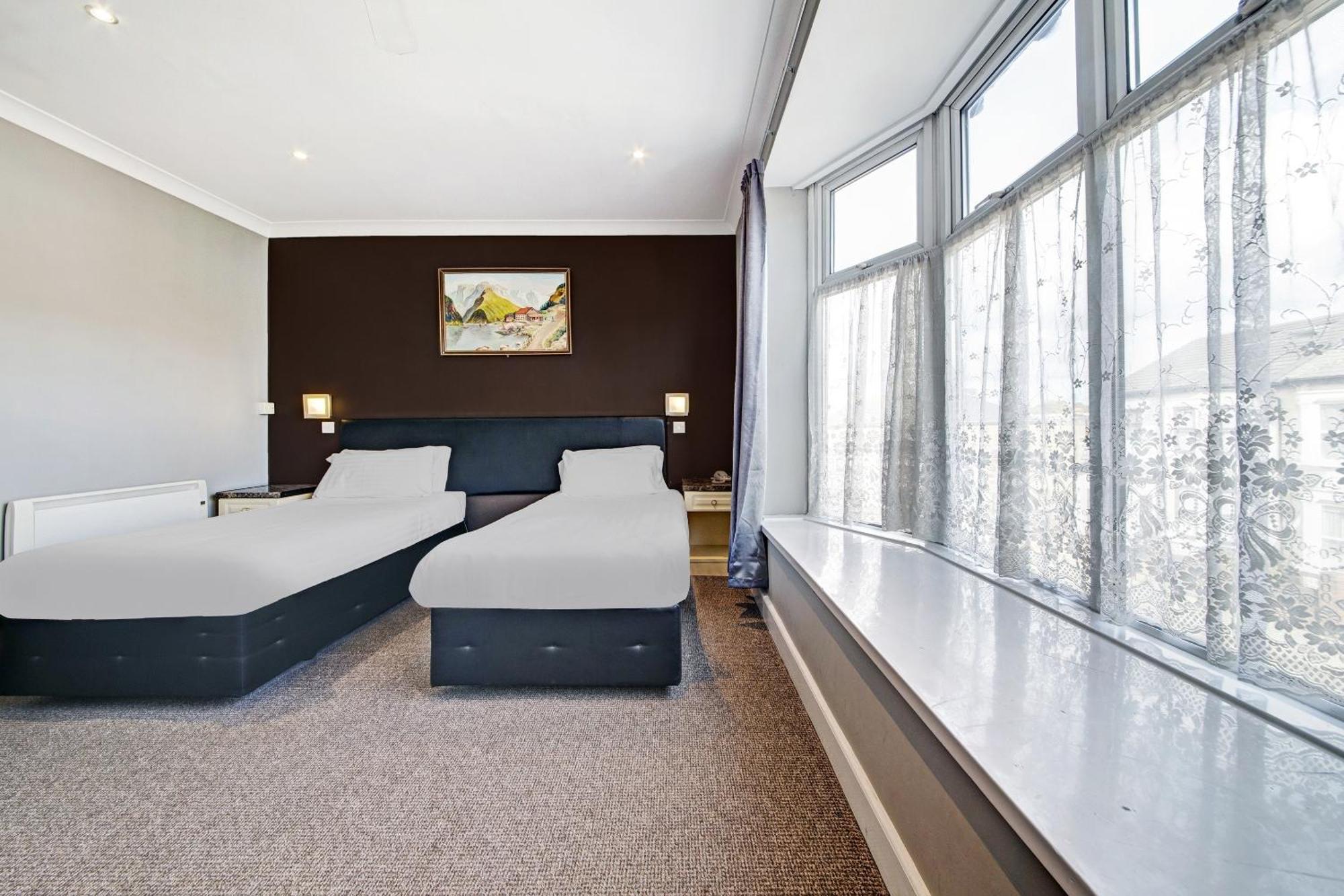 Oyo Bostons Manor Hotel, Hanwell London Greenford  Dış mekan fotoğraf