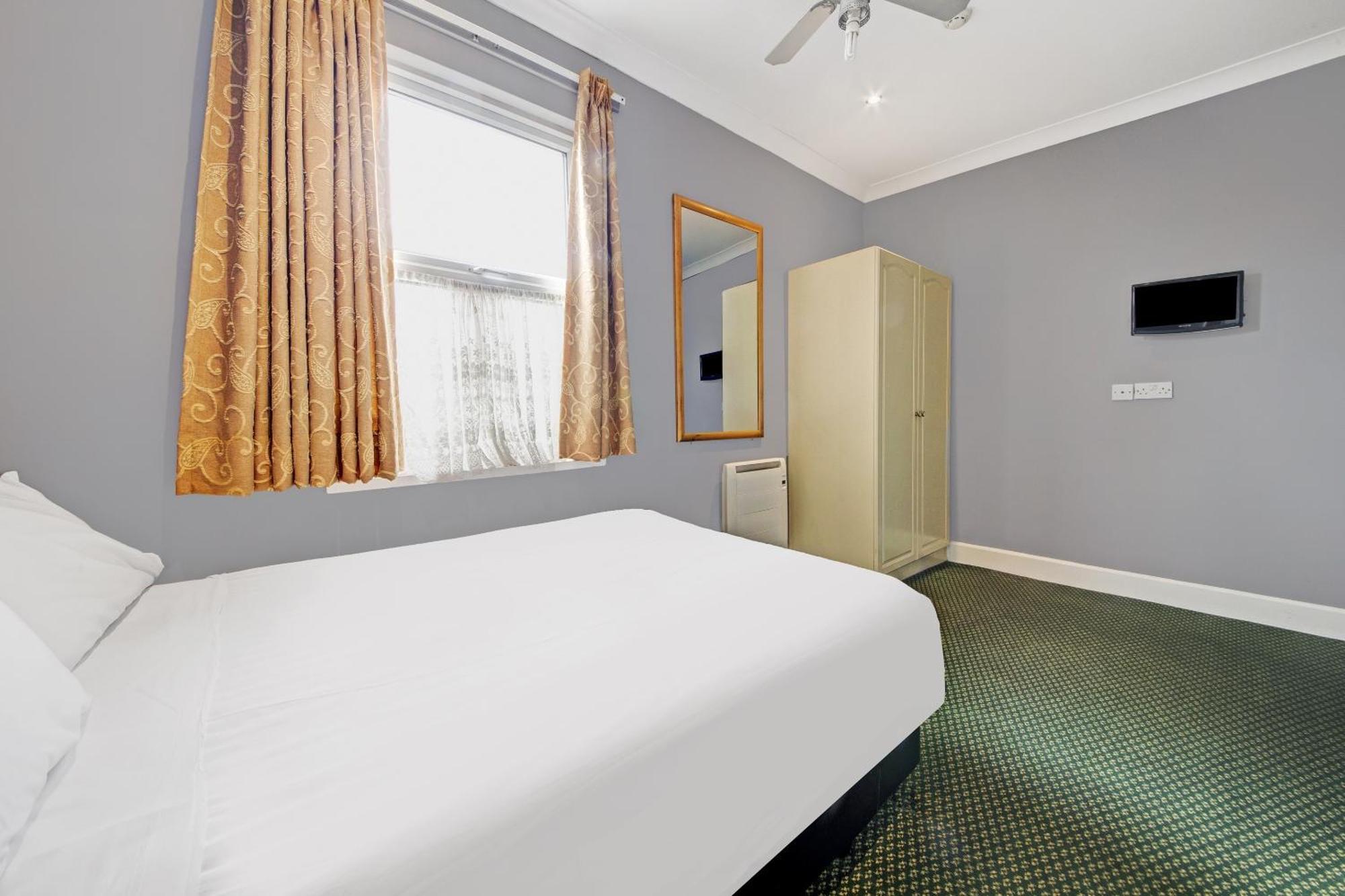 Oyo Bostons Manor Hotel, Hanwell London Greenford  Dış mekan fotoğraf
